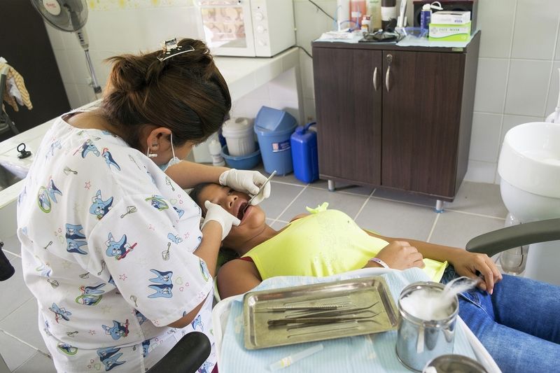 Die hohe Armutsquote führt dazu, dass Familien sich oft keine Arztbesuche leisten können. Deshalb leiden viele Kinder und Jugendliche an Zahnproblemen.