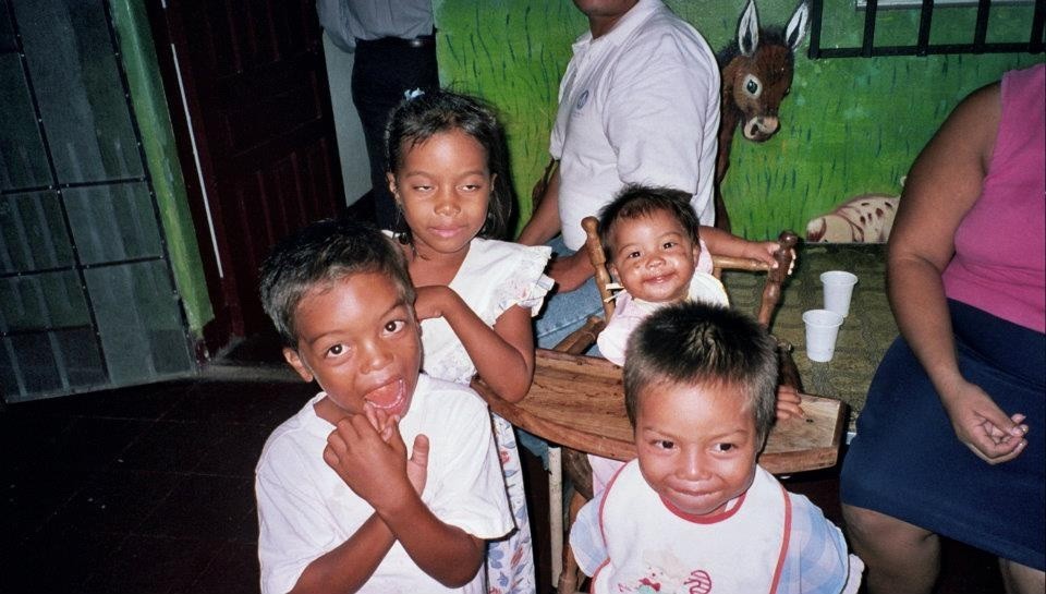Abril (2. v.l.) mit ihren Geschwistern, kurz nach der Ankunft im Kinderdorf vor 14 Jahren.